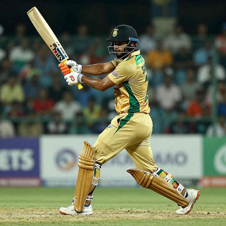 The January Window: Transfer Noise, Silence, and the Living-Room Beat of Gulf Cricket
